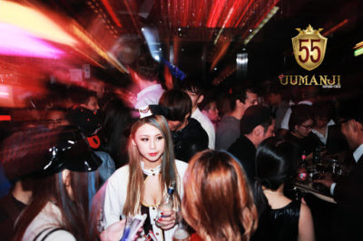 【六本木クラブ】ジュマンジ55(JUMANJI 55)は六本木にある人気のクラブです。20歳以上が入れる大人のクラブ。ドレスコードはカジュアルでOKで、ダンサーのパフォーマンスや国内の人気DJによるクラブイベントが楽しめます